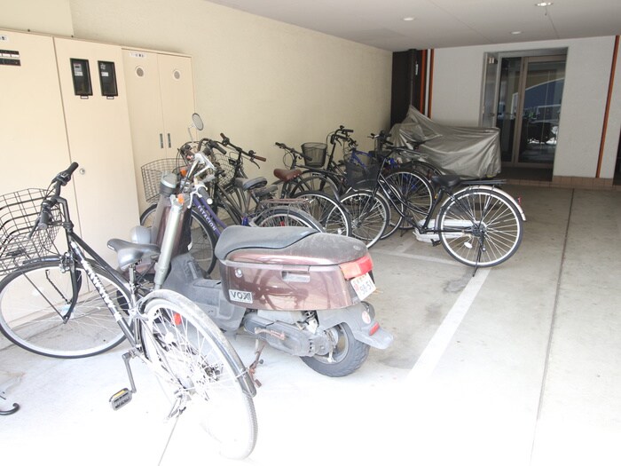 物件外観写真4　(駐輪場)