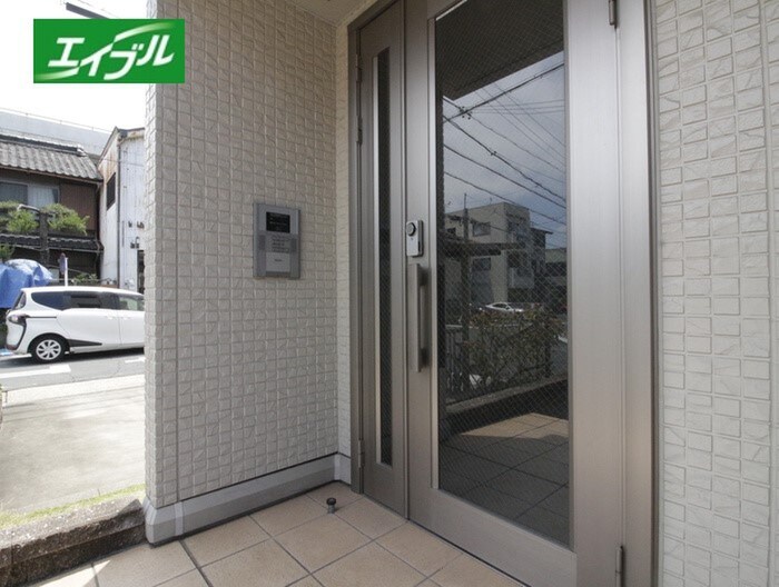 物件外観写真3　(エントランス部分)