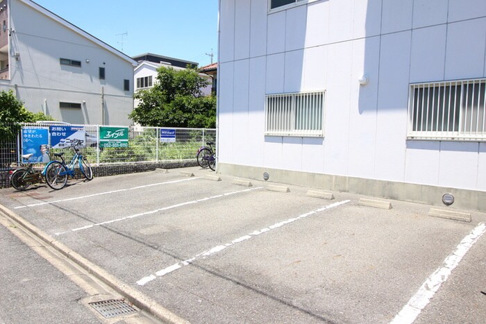 物件外観写真4　(駐車場)