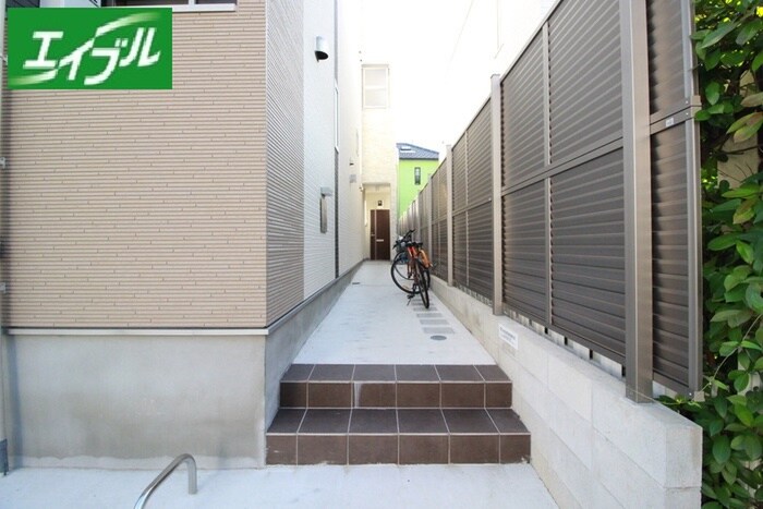 物件外観写真2　(エントランス部分)