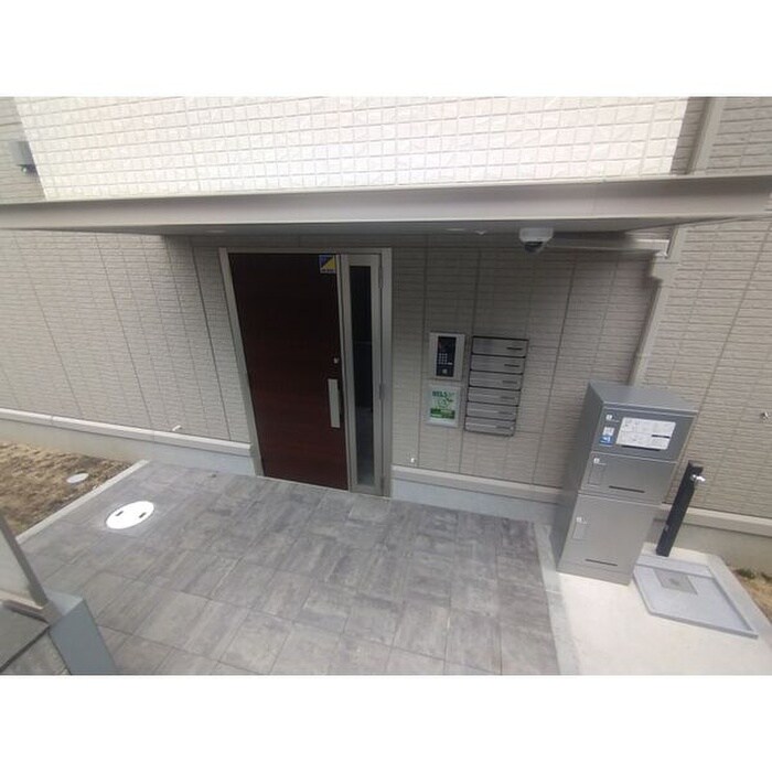 物件外観写真2　(エントランス部分)