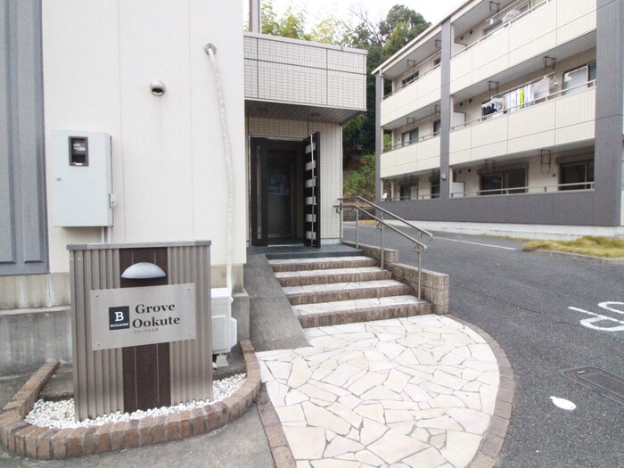 物件外観写真3　(エントランス部分)