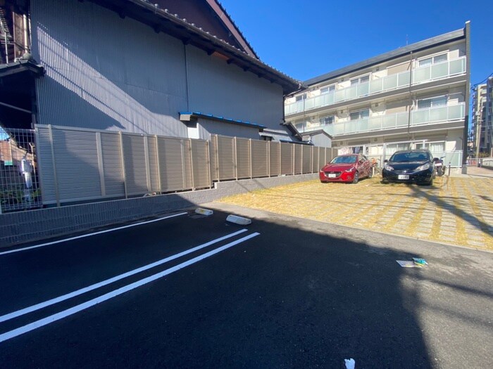 物件外観写真4　(駐車場)