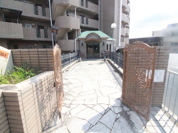 物件外観写真2　(エントランス部分)