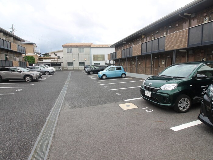 物件外観写真4　(駐車場)
