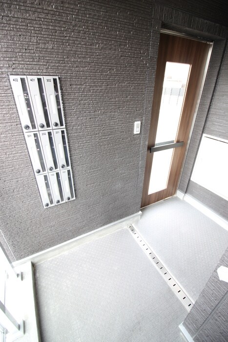 物件外観写真6　(エントランス部分)