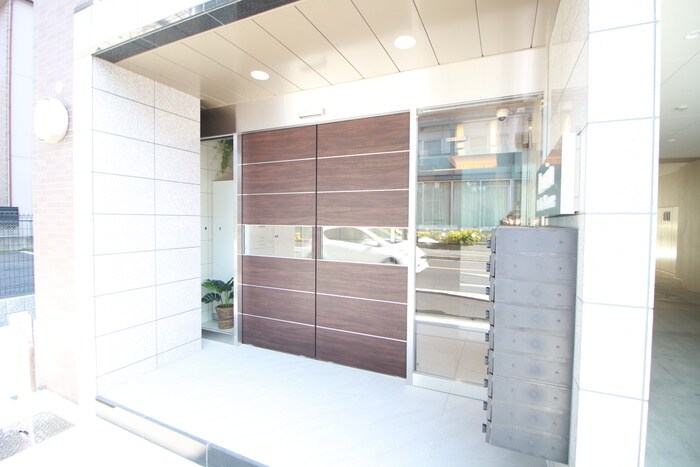 物件外観写真6　(エントランス部分)