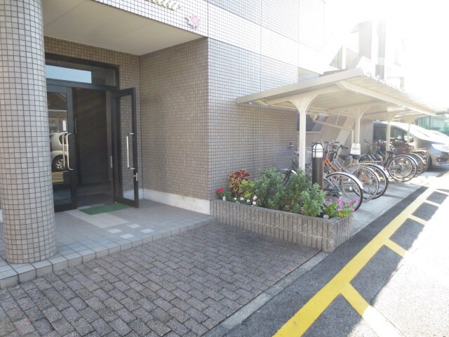 物件外観写真3　(エントランス部分)