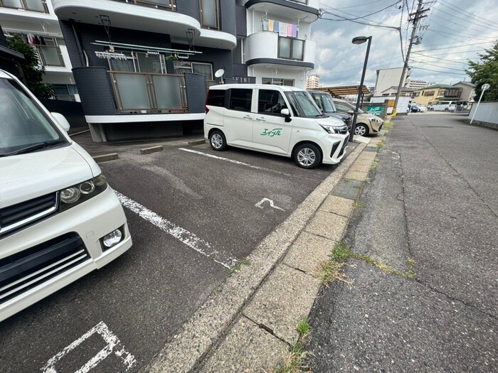 物件外観写真3　(駐車場)
