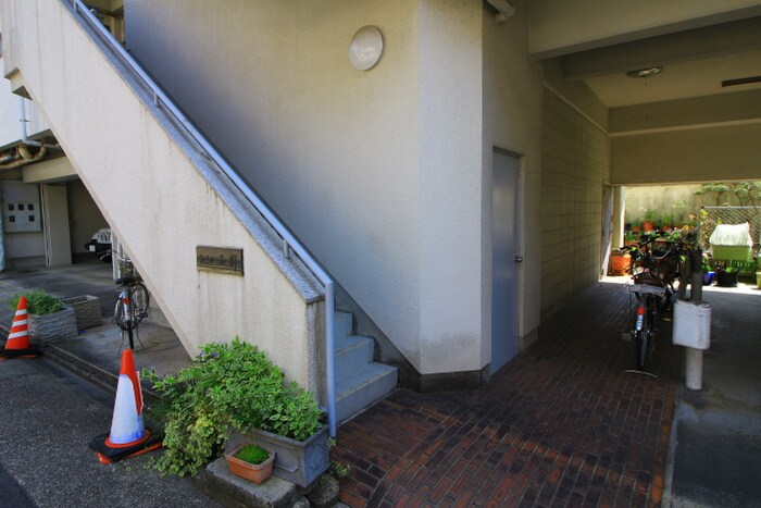 物件外観写真4　(エントランス部分)