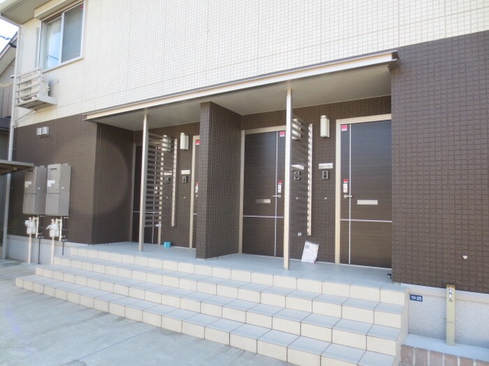 物件外観写真2　(エントランス部分)