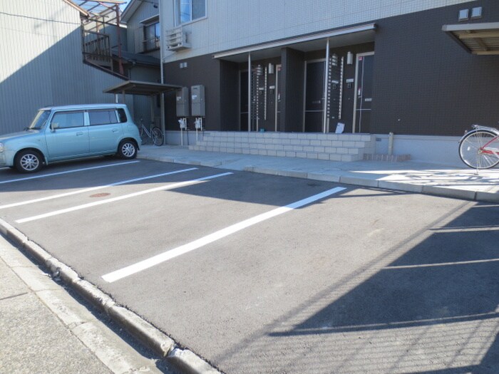物件外観写真3　(駐車場)