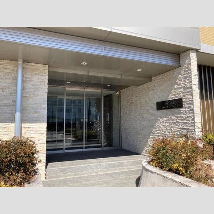 物件外観写真3　(エントランス部分)