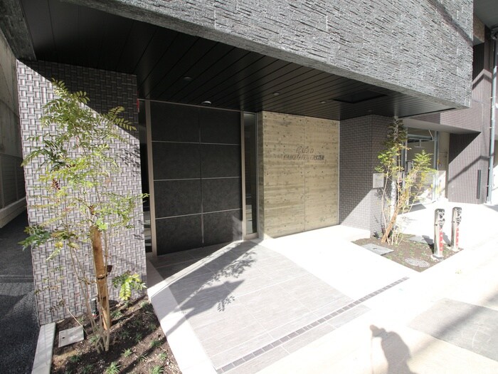 物件外観写真1　(エントランス部分)