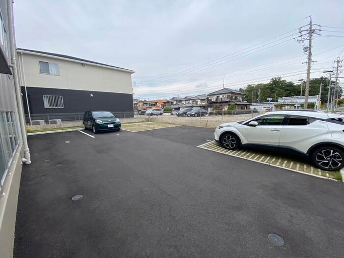 物件外観写真3　(駐車場)
