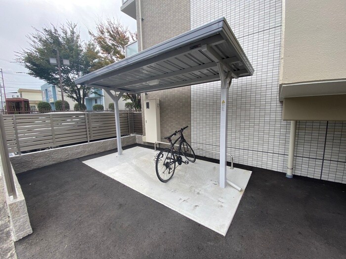 物件外観写真4　(駐輪場)