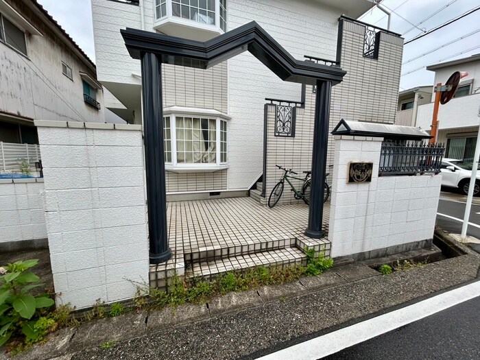 物件外観写真3　(エントランス部分)