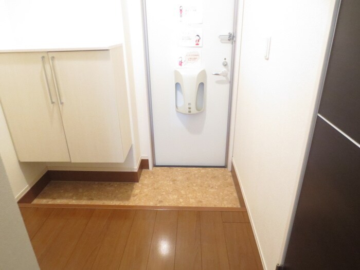 物件内観写真13　(玄関)