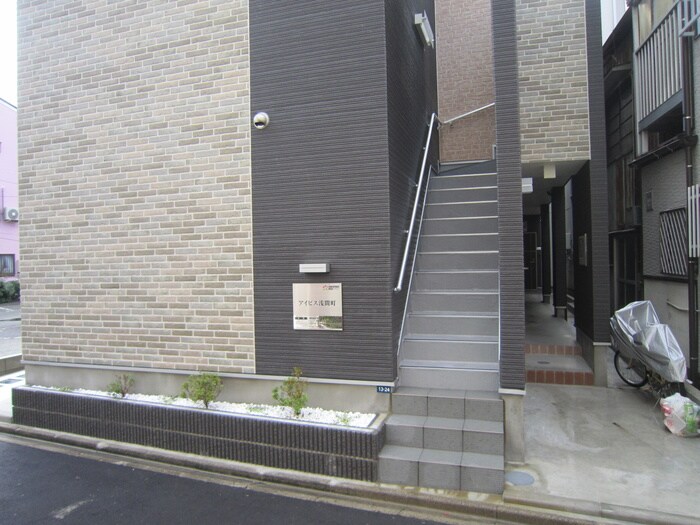 物件外観写真2　(エントランス部分)