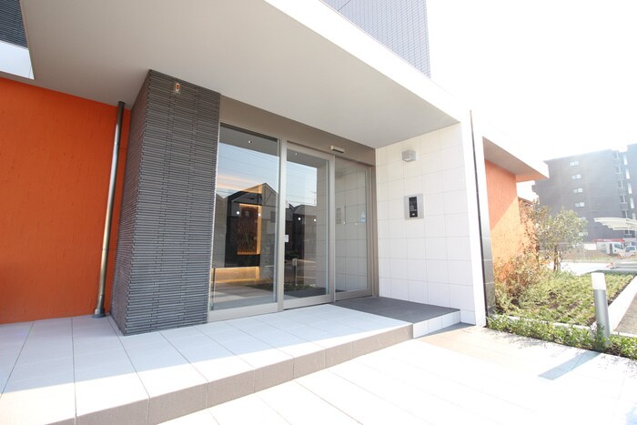 物件外観写真4　(エントランス部分)