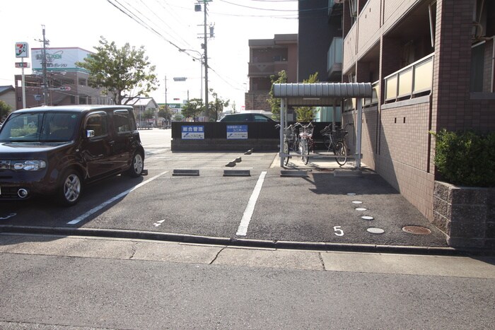物件外観写真6　(駐車場)