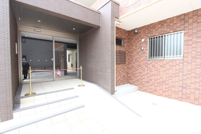 物件外観写真3　(エントランス部分)