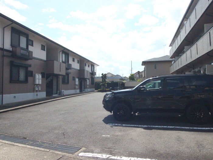 物件外観写真4　(駐車場)