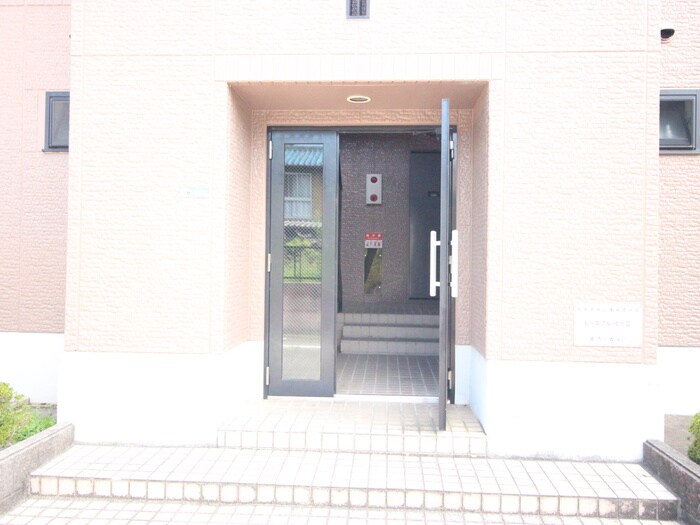 物件外観写真5　(エントランス部分)