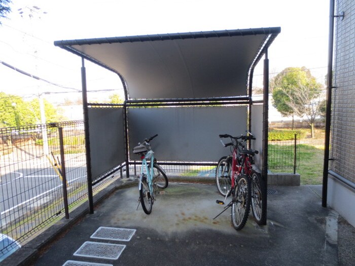 物件外観写真4　(駐輪場)