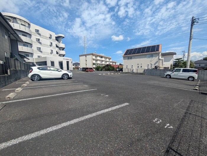 物件外観写真3　(駐車場)