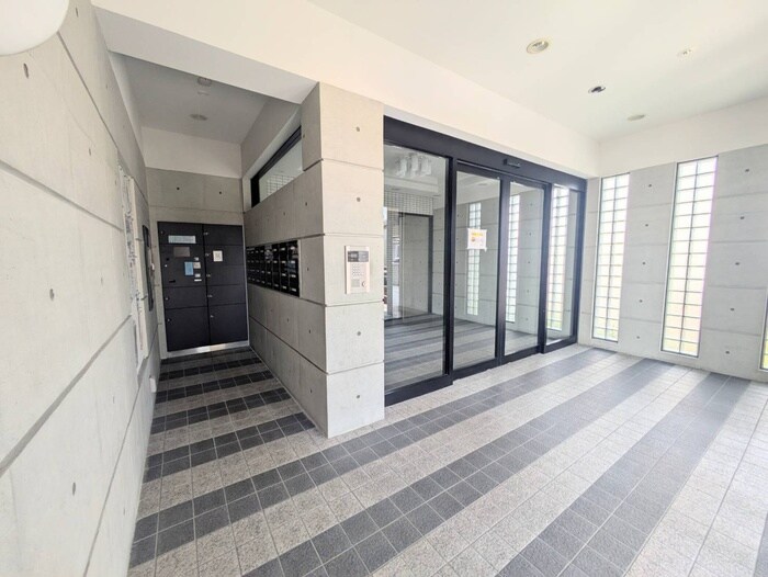 物件外観写真6　(エントランス部分)