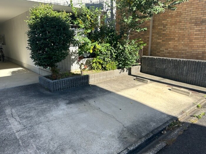 物件外観写真2　(駐車場)