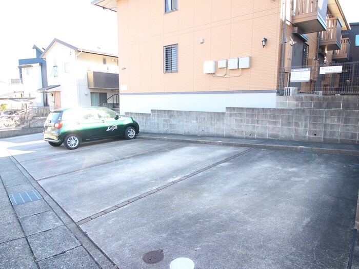 物件外観写真2　(駐車場)