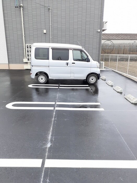 物件外観写真3　(駐車場)