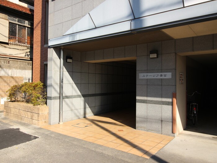 物件外観写真4　(エントランス部分)