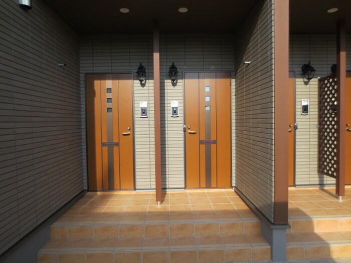 物件外観写真6　(エントランス部分)