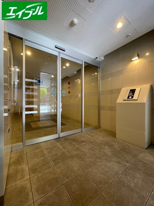 物件外観写真4　(エントランス部分)