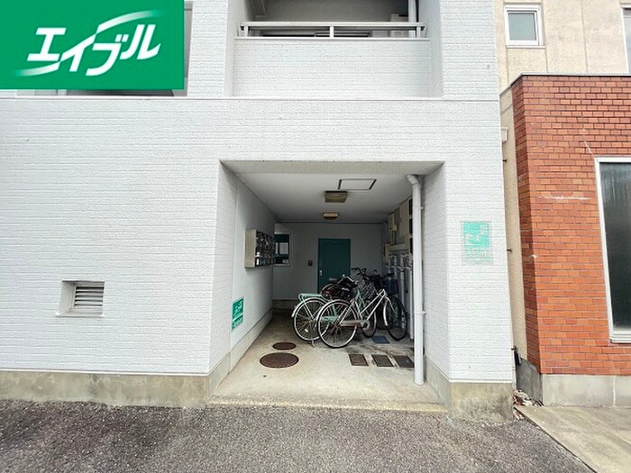 物件外観写真3　(エントランス部分)