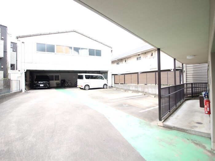 物件外観写真3　(駐車場)