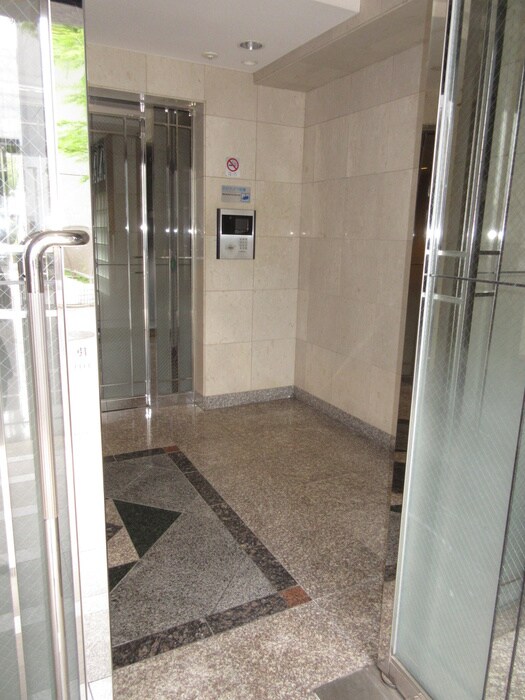 物件外観写真6　(エントランス部分)