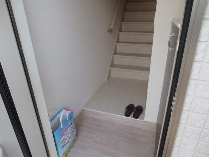 物件内観写真4　(玄関)