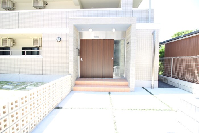 物件外観写真2　(エントランス部分)