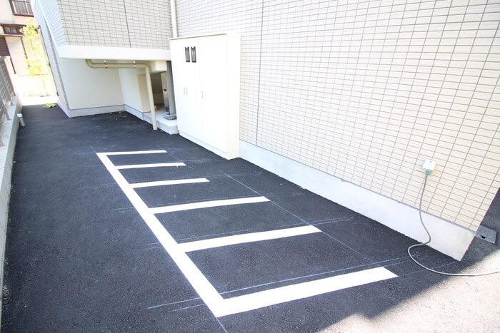 物件外観写真6　(バイク置き場)