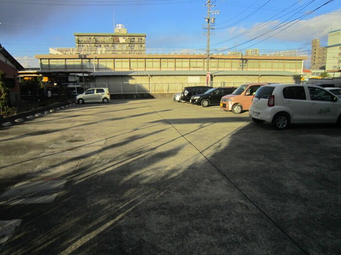 物件外観写真6　(駐車場)