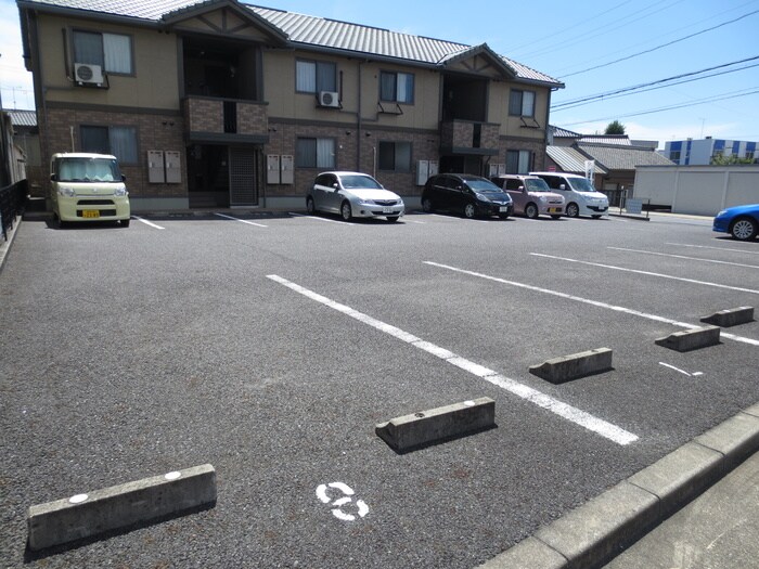 物件外観写真4　(駐車場)