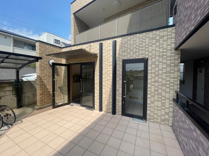 物件外観写真2　(エントランス部分)