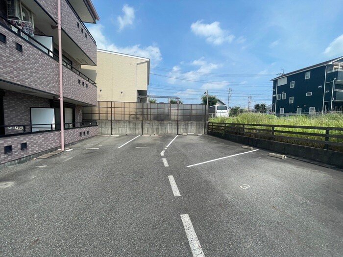 物件外観写真5　(駐車場)