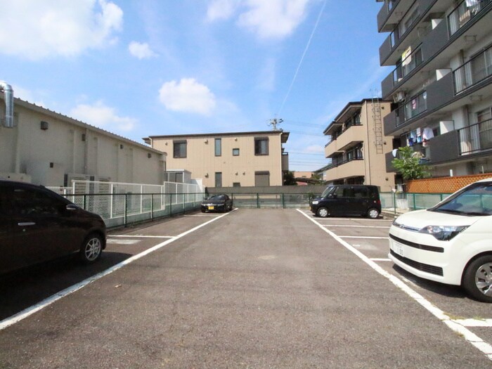 物件外観写真6　(駐車場)