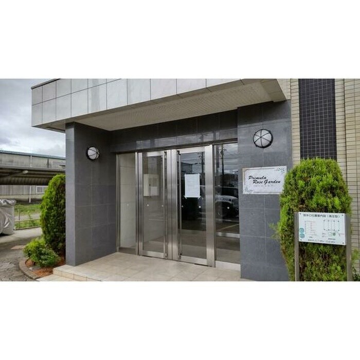 物件外観写真2　(エントランス部分)