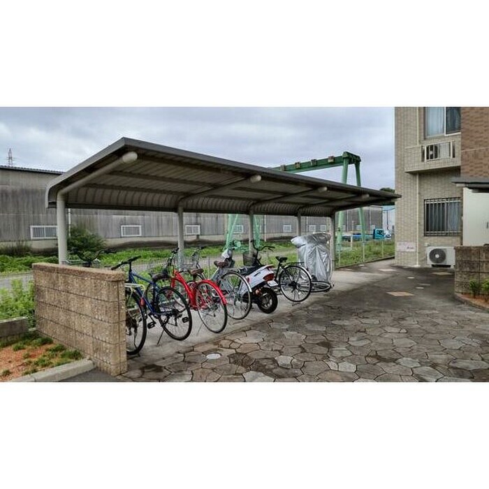 物件外観写真3　(駐輪場)